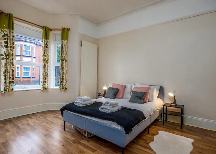 Spacious Flat In City Centre With Garden